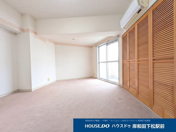 バルコニーに面した大きな窓から心地よい光が届く明るい洋室。壁一面に広がる大型ルーバー扉のクローゼット付きで、衣類や季節物もたっぷりスッキリ収納可能です♪