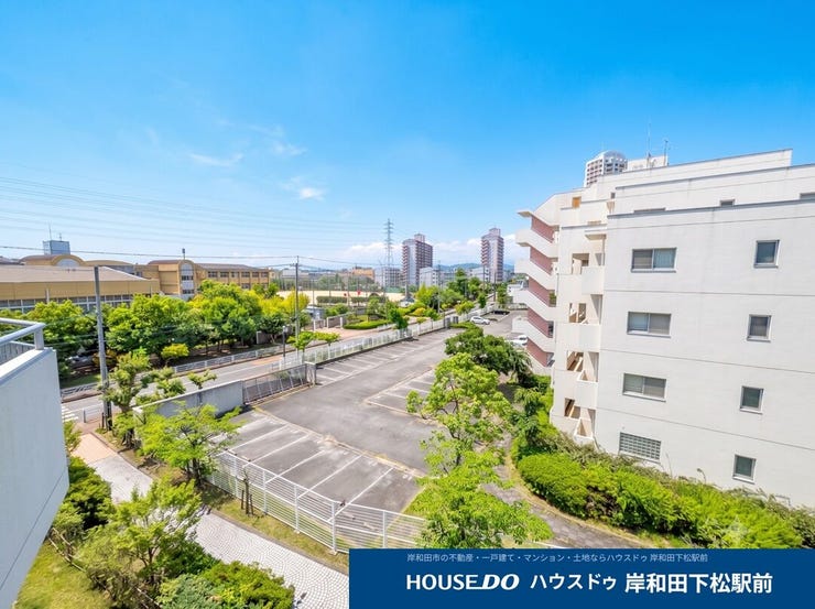 前面に高い建物がなく、心地よい光と風が通り抜ける開放的な眺望が魅力!澄み渡る青空と敷地内の豊かな緑をいつでも身近に感じられます。毎日の暮らしにホッとする癒しを与えてくれる景色です♪