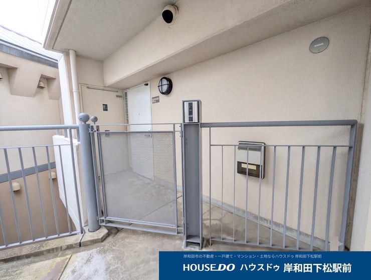 ベビーカーの一時置きや、置き配スペースとしても重宝する便利な門扉付きの専用ポーチ!玄関を開けたときに外から室内が丸見えにならないため、小さなお子様がいるご家庭も安心して暮らせます♪