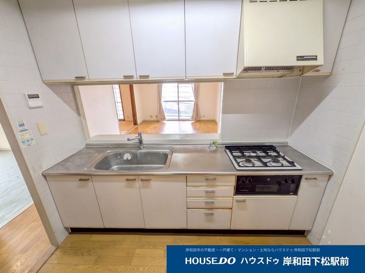 料理中もリビングを見渡せるカウンターキッチン!3口ガスコンロとグリル付きで、毎日の調理が手際よく進みます。上下に豊富な収納スペースを備え、調理器具や食器もすっきり片付きます♪