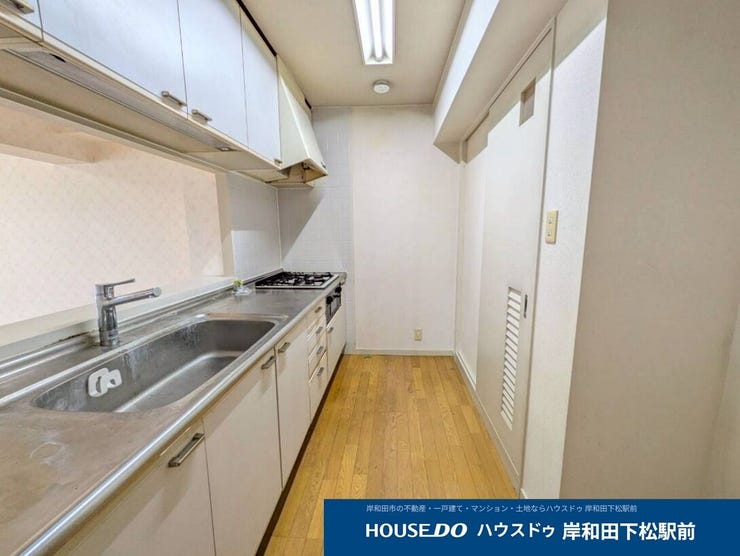 背面にゆとりがあり、冷蔵庫や食器棚を置いてもスムーズに行き来できるゆったり設計。シンク前のカウンターからはリビングが見渡せ、配膳や片付けも楽々です。毎日の家事が楽しくなる使いやすさです♪