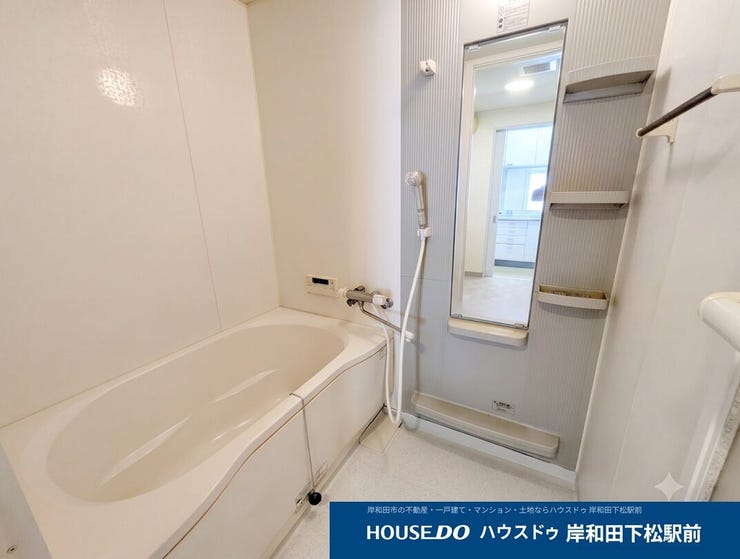 ゆったり浸かれる浴槽で1日の疲れを癒せます。便利な縦長ミラーや、小物をすっきり片付けられる3段の収納棚を完備。給湯リモコン付きで操作も楽々、毎日のバスタイムを快適に楽しめます♪