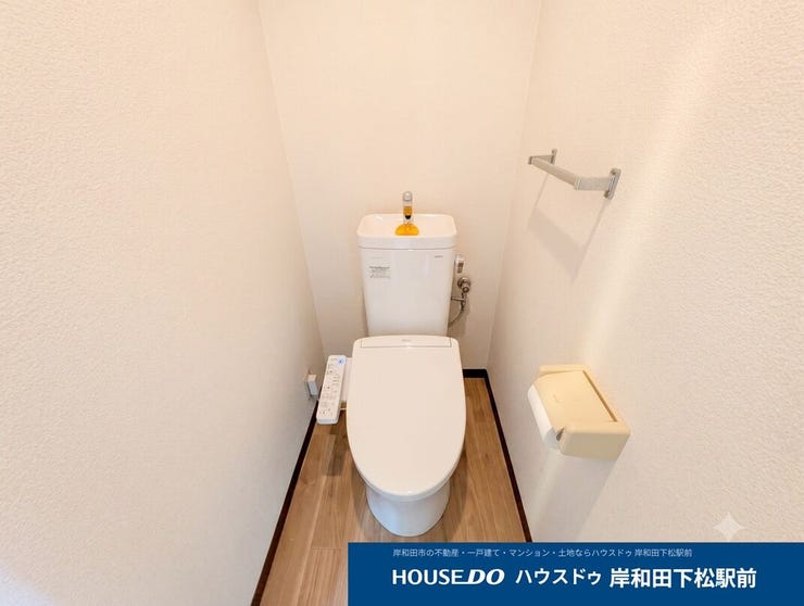 白を基調とした、シンプルで清潔感あふれるトイレ空間。心地よい温水洗浄便座(ウォシュレット)付きで、毎日快適に使用できます。タオル掛けやペーパーホルダーも完備された、使い勝手の良い設計です