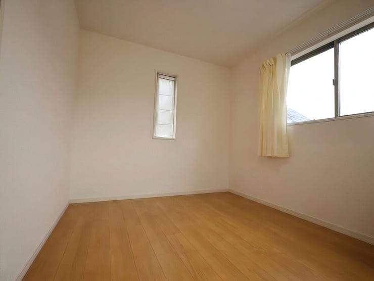 お子様部屋としてお使いいただける洋室。清潔感のある明るいフローリングがお部屋に馴染み、心地よい空間を演出します※現況の物件写真に、引渡し時のイメージとして CG による画像処理がされています。