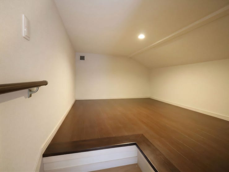たっぷり収納できる小屋裏収納付。季節物の家具や家電、日用品のストックにも◎※現況の物件写真に、引渡し時のイメージとして CG による画像処理がされています。