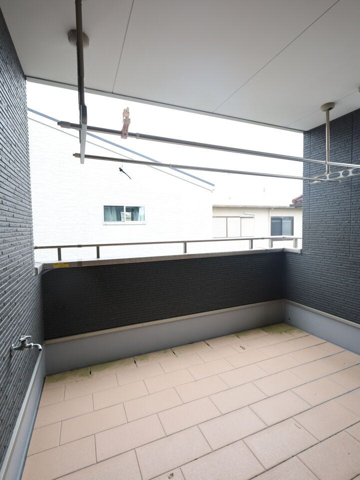 南向きで毎日のお洗濯も楽々快適♪インナーバルコニーなので急な雨の時にも安心です。
