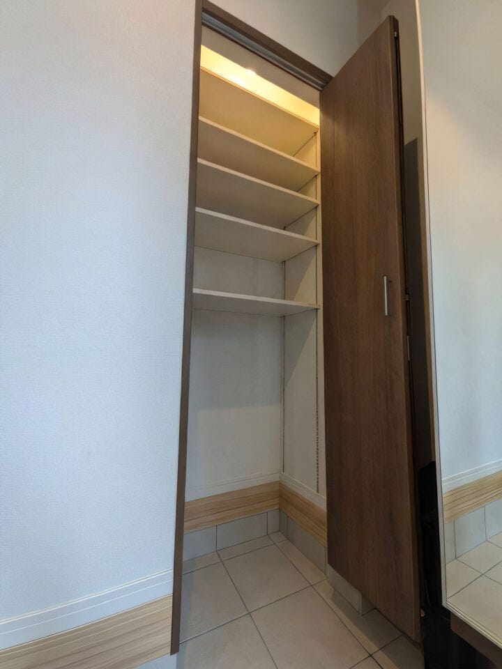 玄関に土間収納付。可動棚で高さのあるものも収納可能です。※現況の物件写真に、引渡し時のイメージとしてCGによる画像処理がされています。