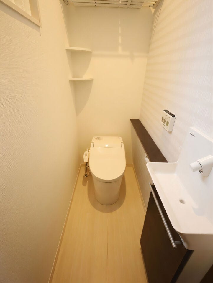 便利な洗面台付きの1階トイレです。2階にもトイレがあり、混雑時も安心!※現況の物件写真に、引渡し時のイメージとして CG による画像処理がされています。