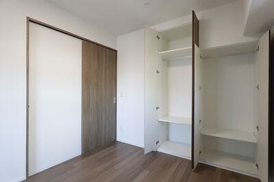 ・洋室:部屋ごとに設けた収納は住みやすさへのこだわり!ワイドなクローゼットで、お部屋を広く使えて快適な生活を叶えます♪