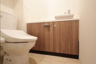 ・トイレ:温水洗浄便座付き、手洗い器一体型です。2連式のトイレットペーパーホルダーを採用しています。
