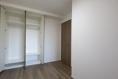 ・洋室:シンプルな洋室でお部屋のコーディネートが楽しめます。お好みのスタイルに彩ってお気に入りの空間にできますね♪