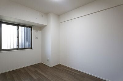 ・洋室:木目のフローリングが暖かみのある室内に。明るい寝室で心地のいい朝を迎えられそう。