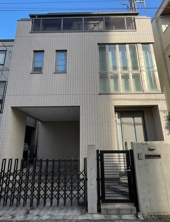 【外観】
落ち着いた街並みに調和する洗練された邸宅。ビルトインガレージ付きで快適な暮らしを叶えます。