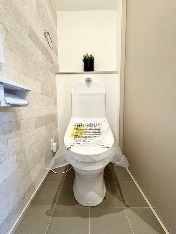 毎日使うトイレは、機能的で使いやすいことが大切です。清潔で明るい空間は、ご家族の皆様が心地よく利用できる環境です。すっきりとしたレイアウトで、日々の家事もスムーズに進められます。