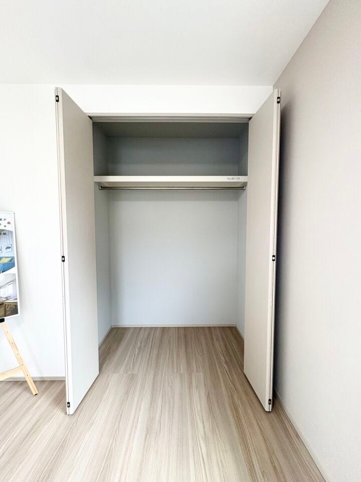 お部屋を広く開放的に保つことができ、すっきりと片付いた心地よい住空間を維持できます。ライフスタイルに合わせて自由に活用でき、住まい全体の快適性を高めてくれる、整理整頓をサポートする便利なスペースです。