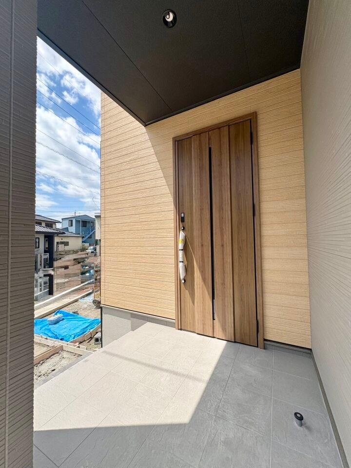 日差しが差し込む明るく開放的な玄関は、住まいの第一印象を爽やかに演出します。ゆとりある広さを確保しており、ご家族の出入りや来客時の対応もスムーズ。心地よい空間が、毎日の帰宅を温かく迎えてくれます。