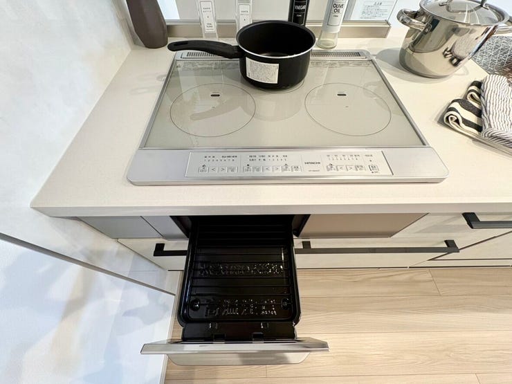 使いやすいレイアウトで、毎日の料理時間を楽しく効率的に。収納スペースも豊富で、キッチン回りをいつでもすっきりと清潔に保つことができます。9
