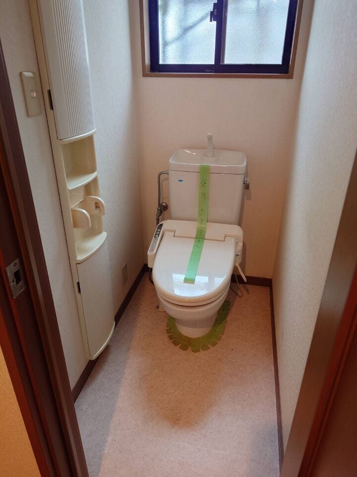 トイレは新品に交換します。
