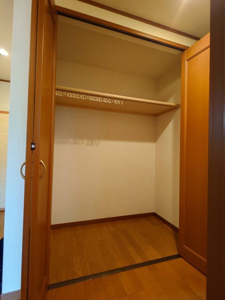 1階廊下に設置の収納です。