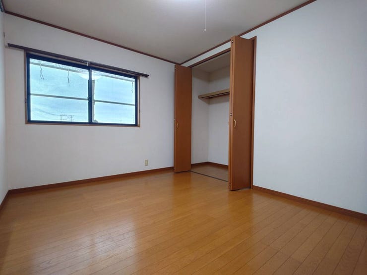 6帖洋室です。(クリーニング前です)