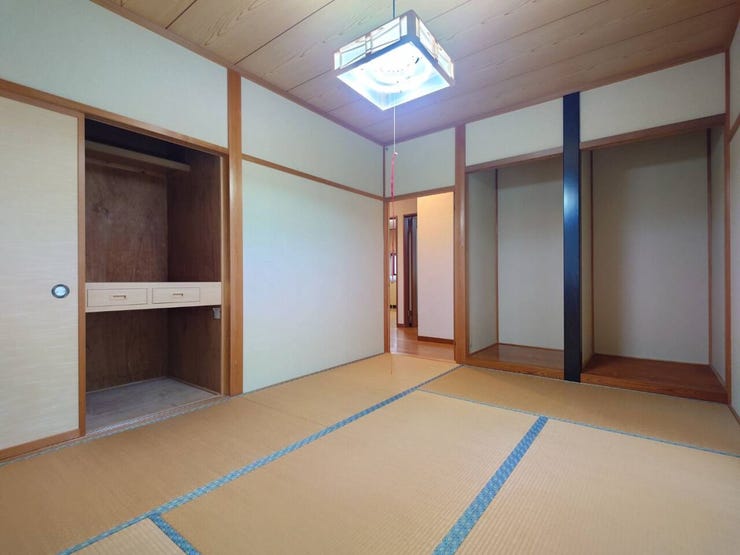 リフォーム前です。タタミ表替え、障子張り替えを行います。