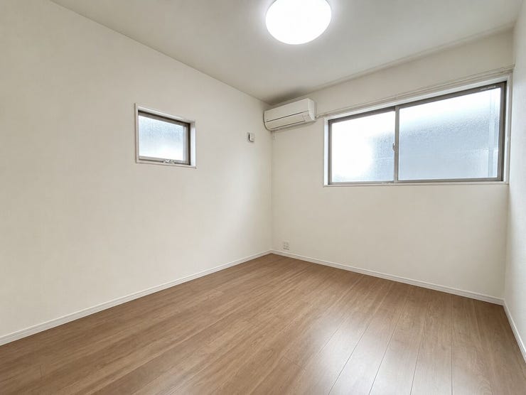 ◆東側5.34帖洋室は、ベッドを置いてもゆとりある空間設計。明るいフローリングとシンプルな内装が、インテリアコーディネートの幅を広げます
※画像はAI加工により荷物等を消去しています。