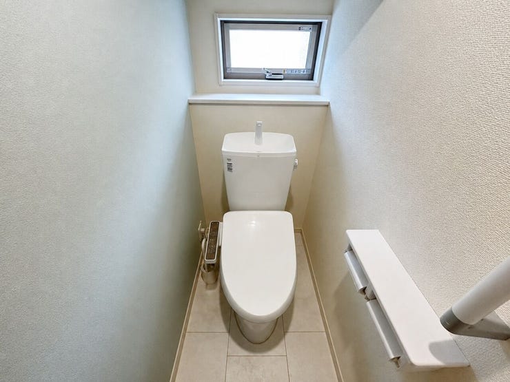 ◆上部に棚の付いたトイレで、トイレットペーパーなど置いておけますので便利です!小窓も付いて、換気もできます
※画像はAI加工により荷物等を消去しています。