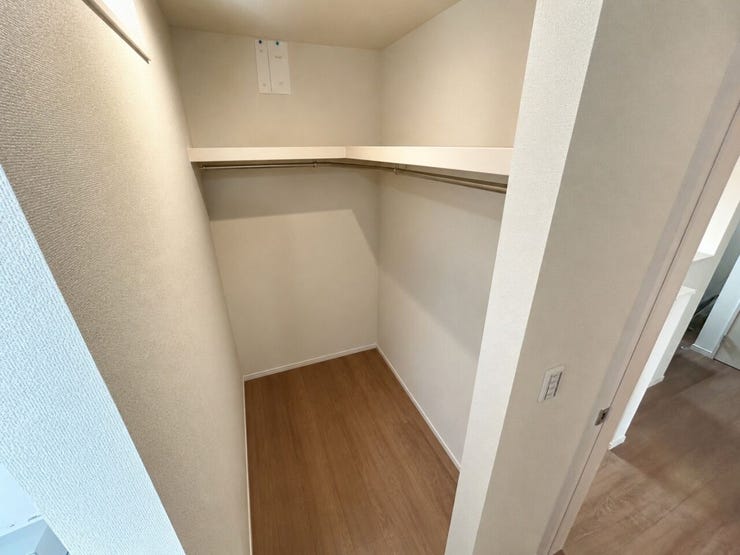 ◆7.5帖洋室には大きめの収納が完備されています!衣類だけでなく、季節物など、しっかり保管でき、スッキリとした住空間に・・・◎
※画像はAI加工により荷物等を消去しています。