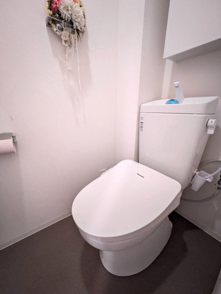 ◇手洗い器付きタンクを備えた、シンプルで使いやすいトイレ空間♪