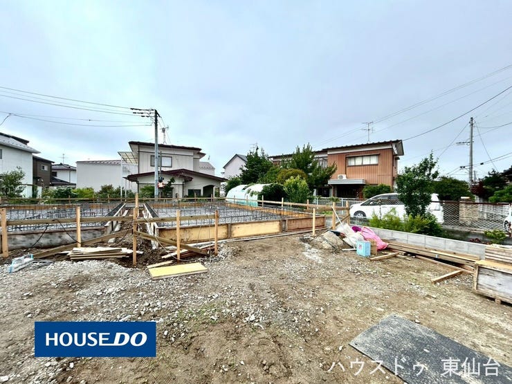 【外観】
LDK16帖+洋風和室で家族が過ごしやすい住まい。主寝室8帖やテレワークルーム、WICなど収納充実で暮らしが整う間取。駅徒歩16分の便利な立地も魅力