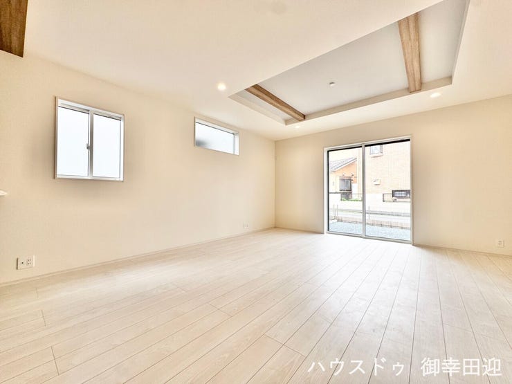 ■安らぎと笑顔の中心地■陽光が優しく降り注ぎ、会話が自然と弾む。ここでは、毎日が特別な時間へと変わります。