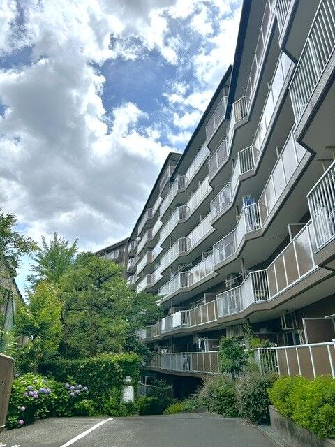 阪急千里線・大阪モノレール「山田駅」徒歩圏で、2路線が使える便利な立地。通勤やお出かけの選択肢が広がり、毎日の移動がスムーズ。周辺には買い物施設や公園も揃っており、暮らしやすさを実感できる環境です。