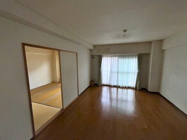 【外観】
【LDK】
南東向きのバルコニーに面したLDK。隣接する和室の襖を開ければ、さらに開放的な空間になります。明るい光が入りやすく、家族が集まる場所として心地よい雰囲気。