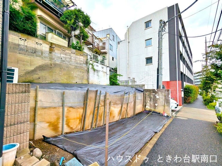 土地面積46.90平米の更地です。第一種中高層住居専用地域に位置しており、落ち着いた住環境が魅力。建ぺい率60%、容積率200%と空間を有効に活用した建築が可能です。