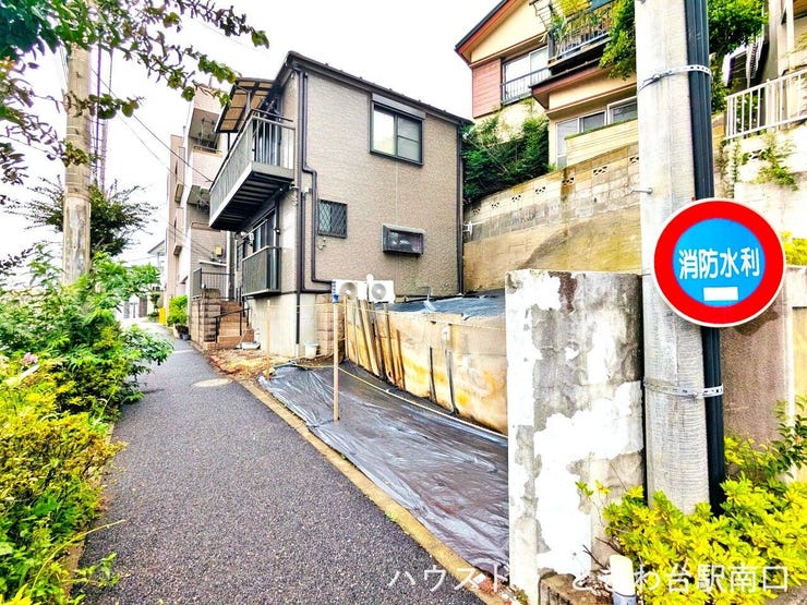 前面道路は約15mの公道に面しており、開放的な印象です。歩道が整備されているため、ベビーカーでの移動や小さなお子様との外出も、ゆとりを持って行える環境が整っています。
