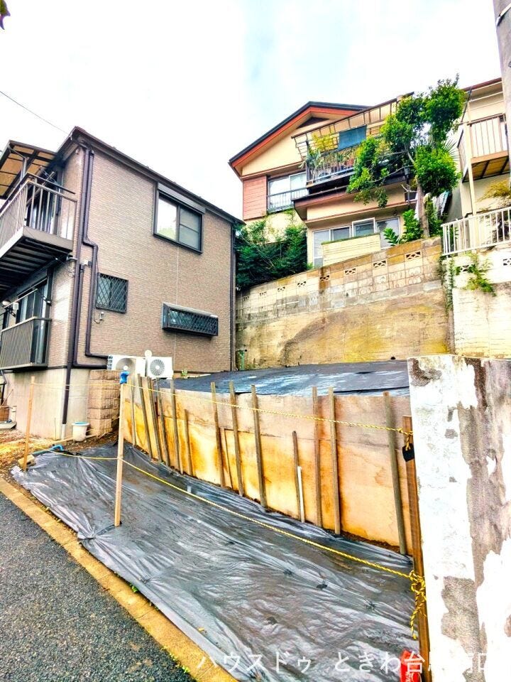 現況更地となっており、スムーズに建築プランの検討が可能です。周辺は住宅街のため、静かな環境で新しい生活を始めたい方に適した、建築条件なしの分譲地となっています。