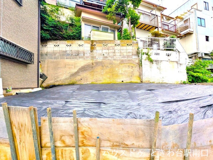 土地の形状や高低差を活かした、個性豊かな住まいづくりをご検討いただけます。参考プランも用意されており、3階建てやビルトインガレージなど、多彩なイメージを具現化しやすい立地です。