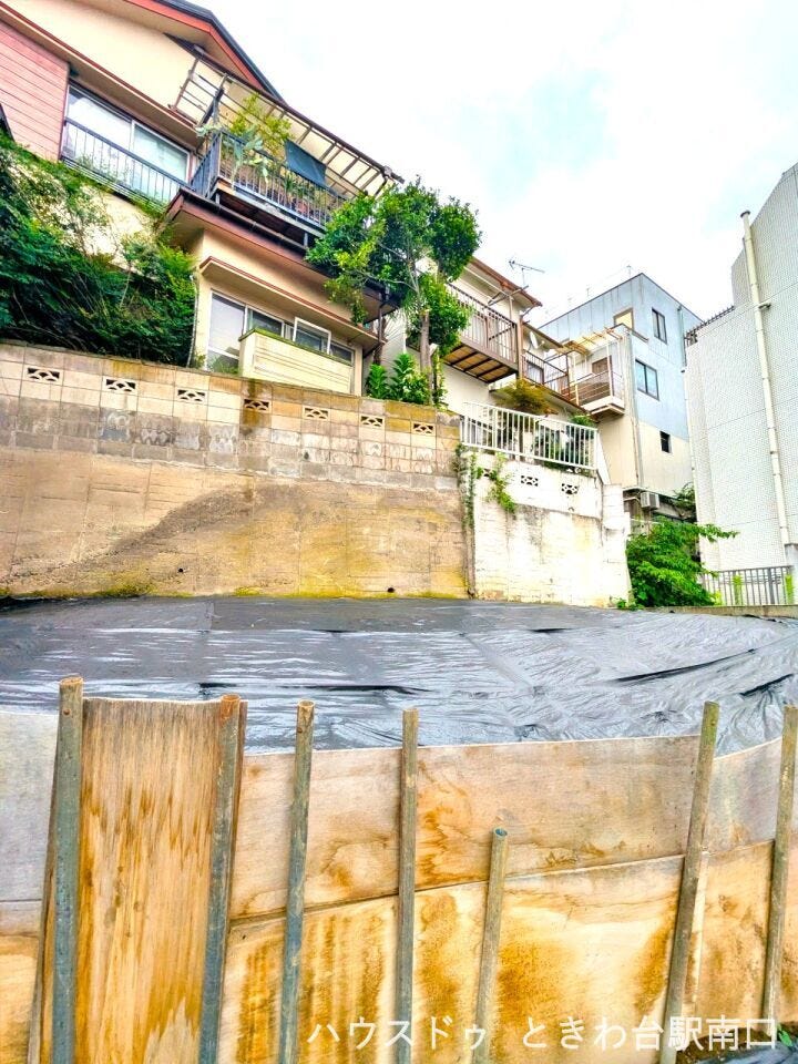 板橋区西台3丁目の閑静な住宅街に位置する売地です。近隣には小学校や公園、買い物施設も揃っており、生活利便性と穏やかな住環境を両立させた、子育て世帯にも適したエリアです。