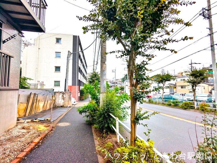前面道路は幅員約15mと広く、視界が開けています。街路樹の緑が彩りを添える開放的な景観が特徴で、日当たりや通風も期待できる、住み心地を重視した土地選びにおすすめです。