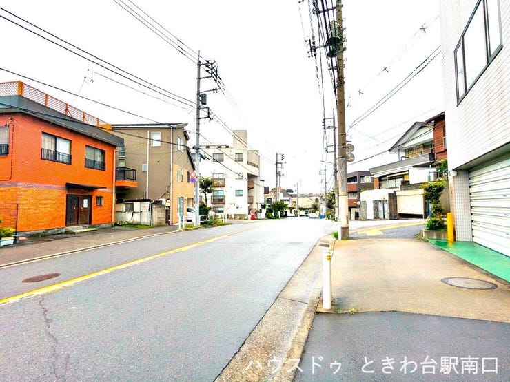 15mの広い公道に面しているため、お車での出入りも比較的スムーズに行えます。建築条件がないため、こだわりのデザインや設備を取り入れた、自分たちだけの住まいを形にしていただけます。