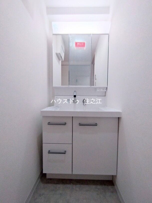 三面鏡の裏に収納もできるので日用品がストックできます