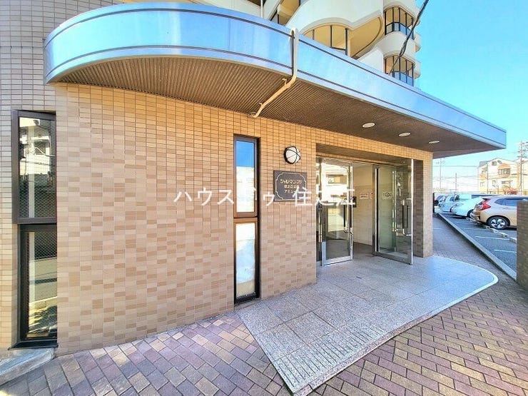 ★エントランスには庇(屋根)がございますので雨の日も安心♪