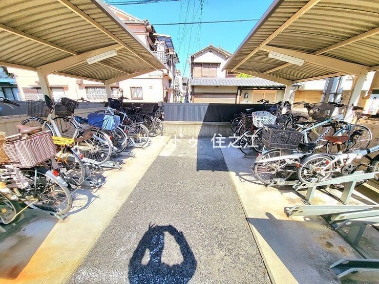 ★屋根付きの駐輪場ですので雨の日も安心。サドルが濡れる事も無いですね!