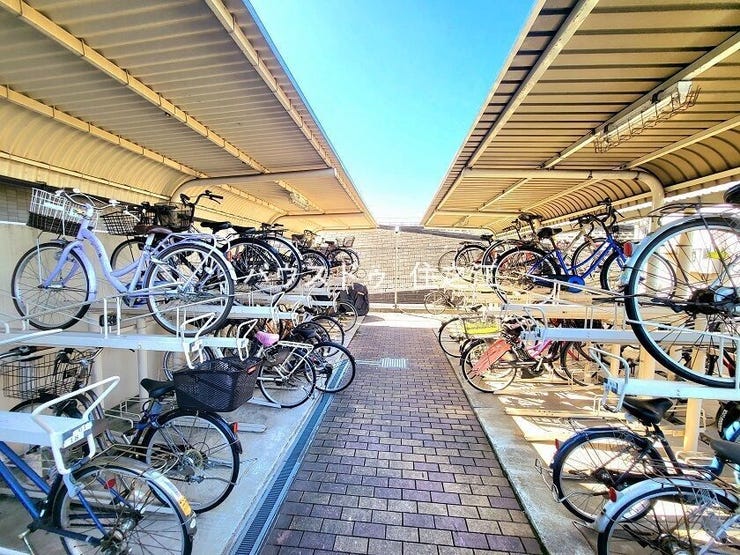 ★屋根付きの駐輪場ですので雨の日も安心。サドルが濡れる事も無いですね!