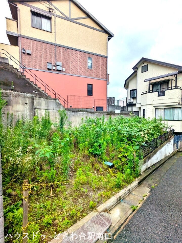 閑静な住宅街に位置する約25.33坪の敷地。日当たりや通風も期待できる開放的な立地で、落ち着いた暮らしが叶います。