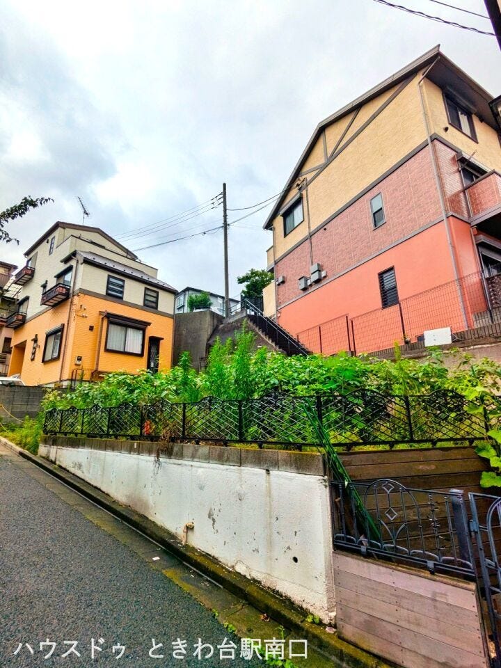 高台の立地を活かした、光と風を感じる設計が可能です。道路からの視線を遮りやすい地勢でプライバシー性も高められます。