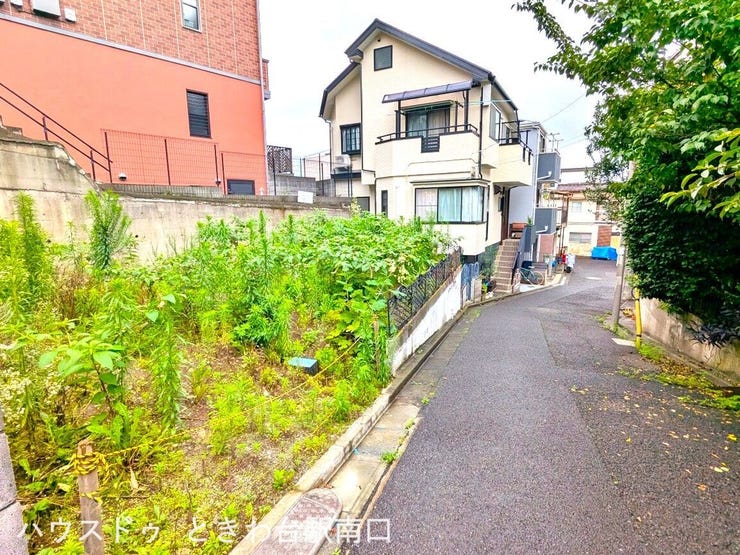 四季の潤いを感じられる緑豊かな環境。3階建ての建築も可能で、ゆとりある空間設計で理想のライフスタイルを実現。
