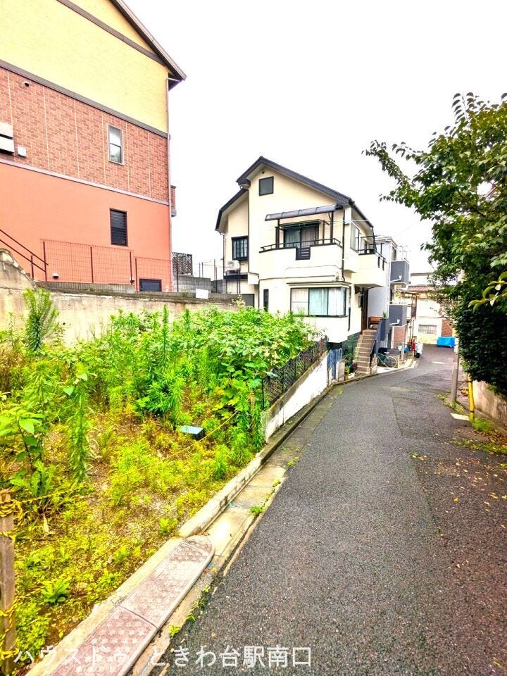 都心へのアクセスと、穏やかな住宅地の良さを兼ね備えた好立地。周辺は高い建物が少なく、開放感のある街並みです。