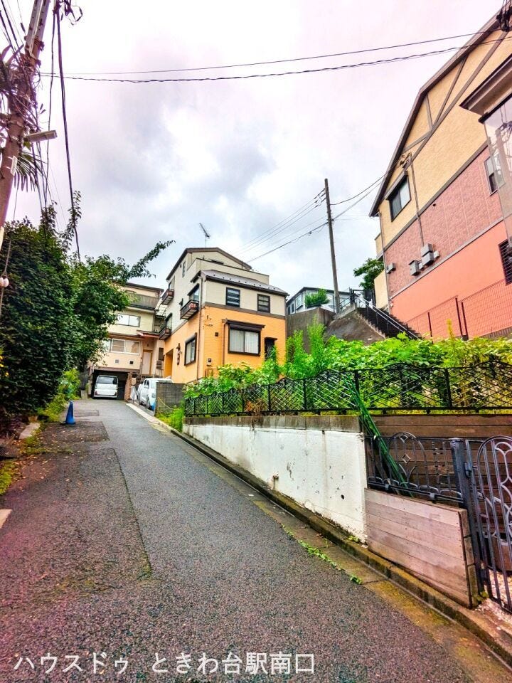 駅から徒歩12分の利便性に加え、周辺は低層住宅が並ぶ落ち着いたエリア。暮らしやすさが整った魅力的な住環境です。