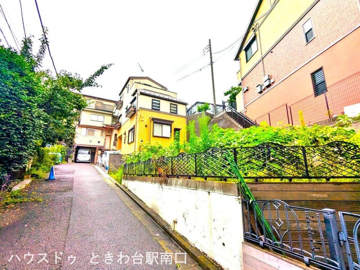 趣のある坂道沿いの街並みが広がる、風情ある住宅地。毎日の通勤や通学もスムーズな、上板橋エリアでの新生活を。